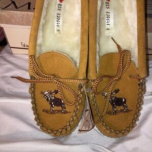 AMIMOC Martino RARE Y2K Size 6 Brown Moccasin SlippersMoose Embroidery BRAND NEW